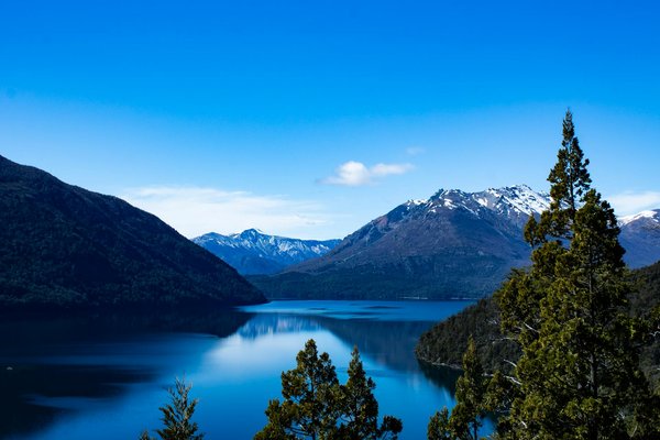 Comment explorer les traditions culturelles des tribus Himba en Namibie : visites et expériences ?